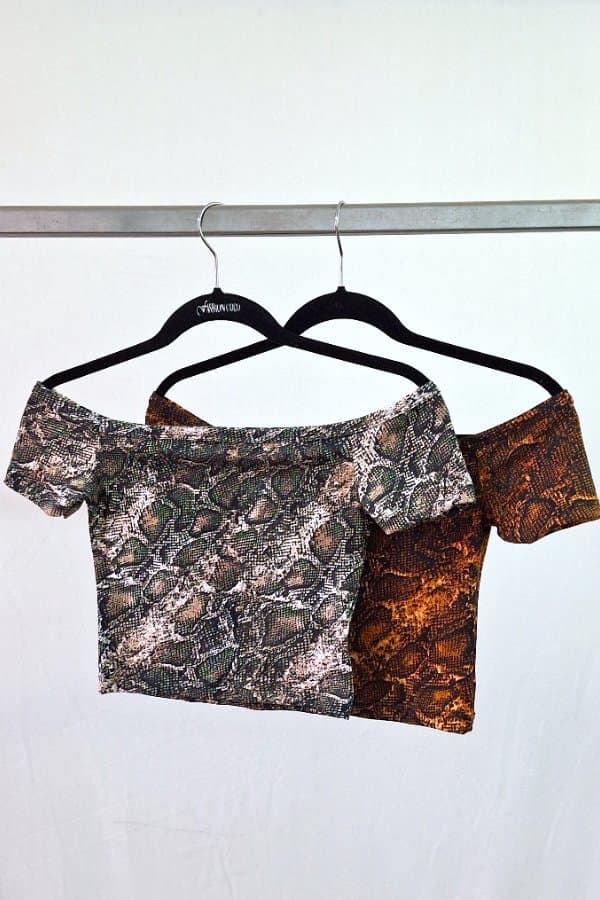 Top cuello bote estampado reptil modal soft 2025