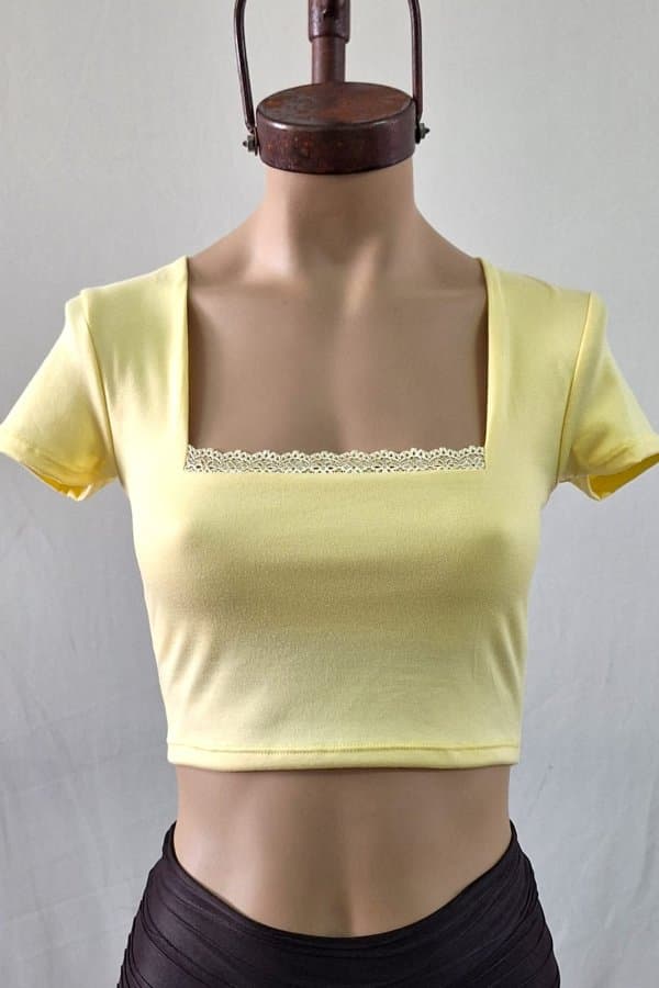 Top cuello cuadrado doble con puntilla modal soft