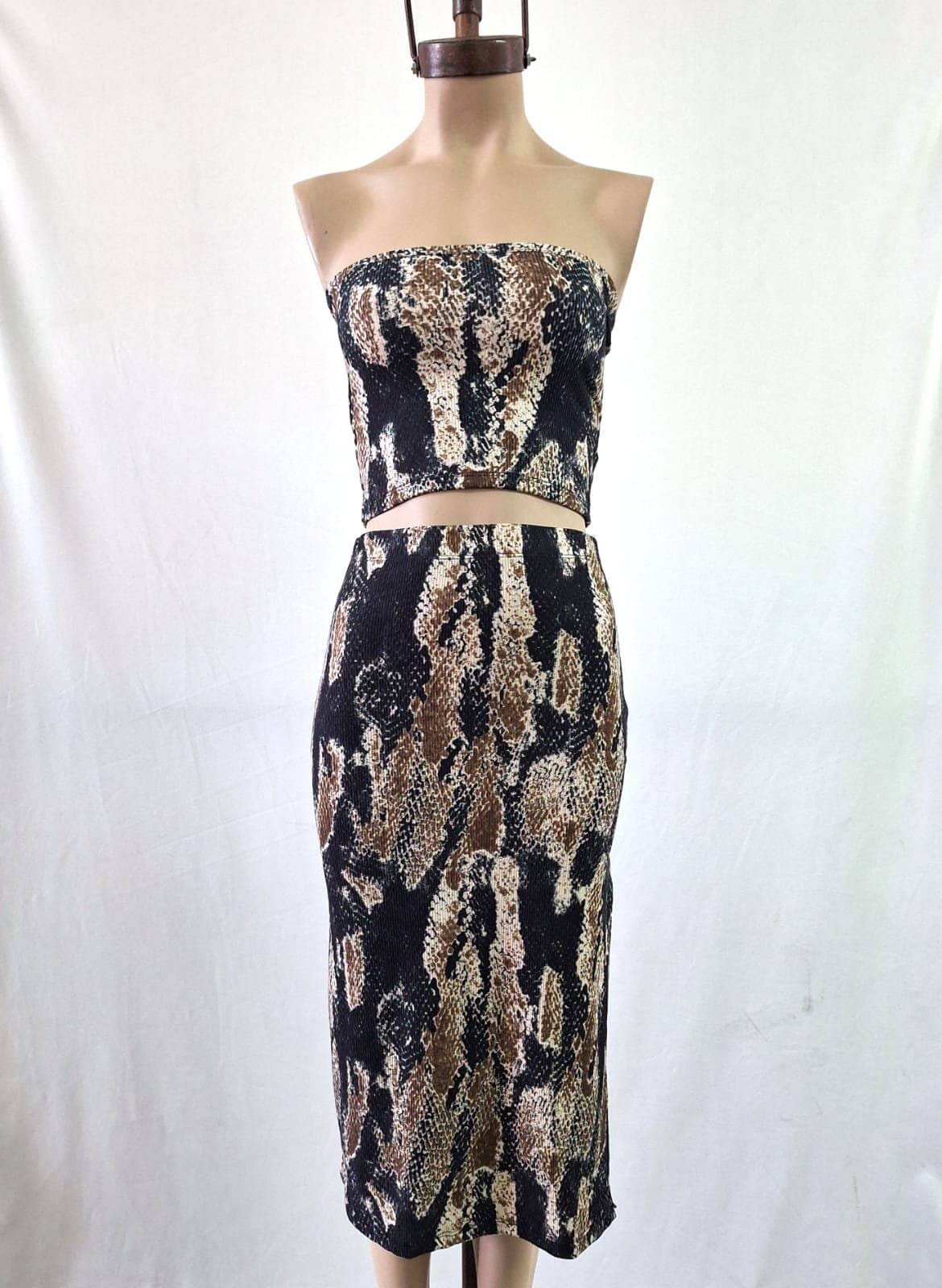 Pollera reptil con tajo costado morley 2026