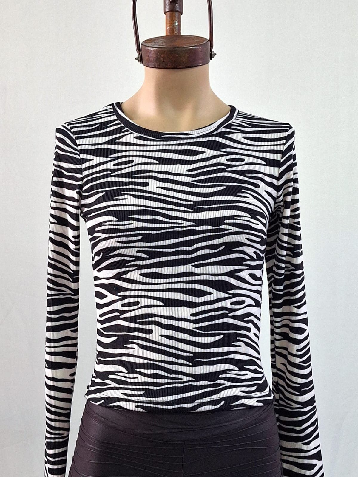 Remera cuello U cebra morley 2026