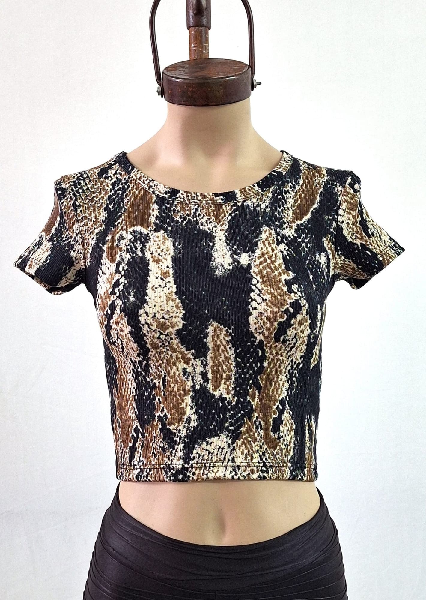 Remera cuello U estampado reptil morley 2025