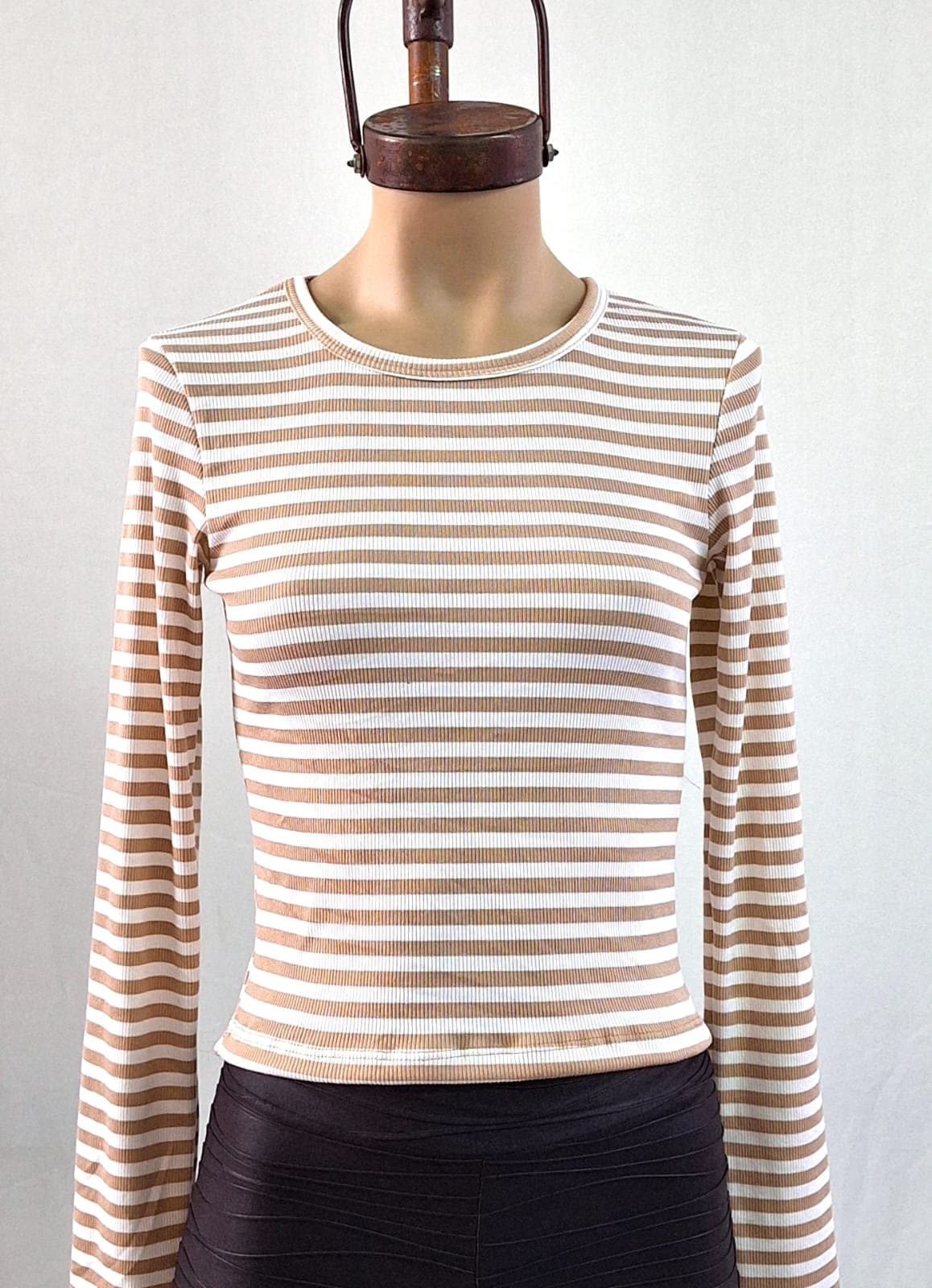 Remera cuello U rayado morley 2026