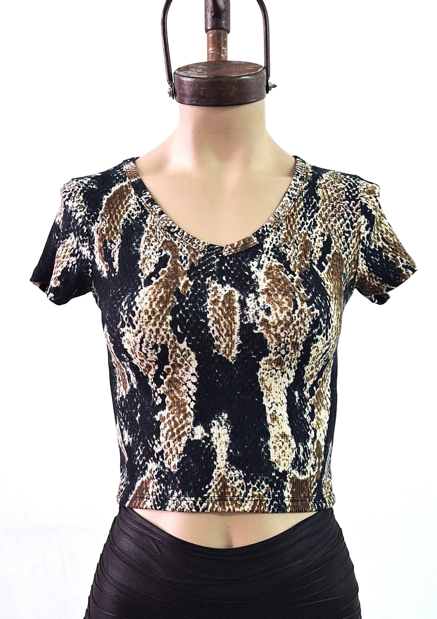 Remera escote V morley estampado reptil