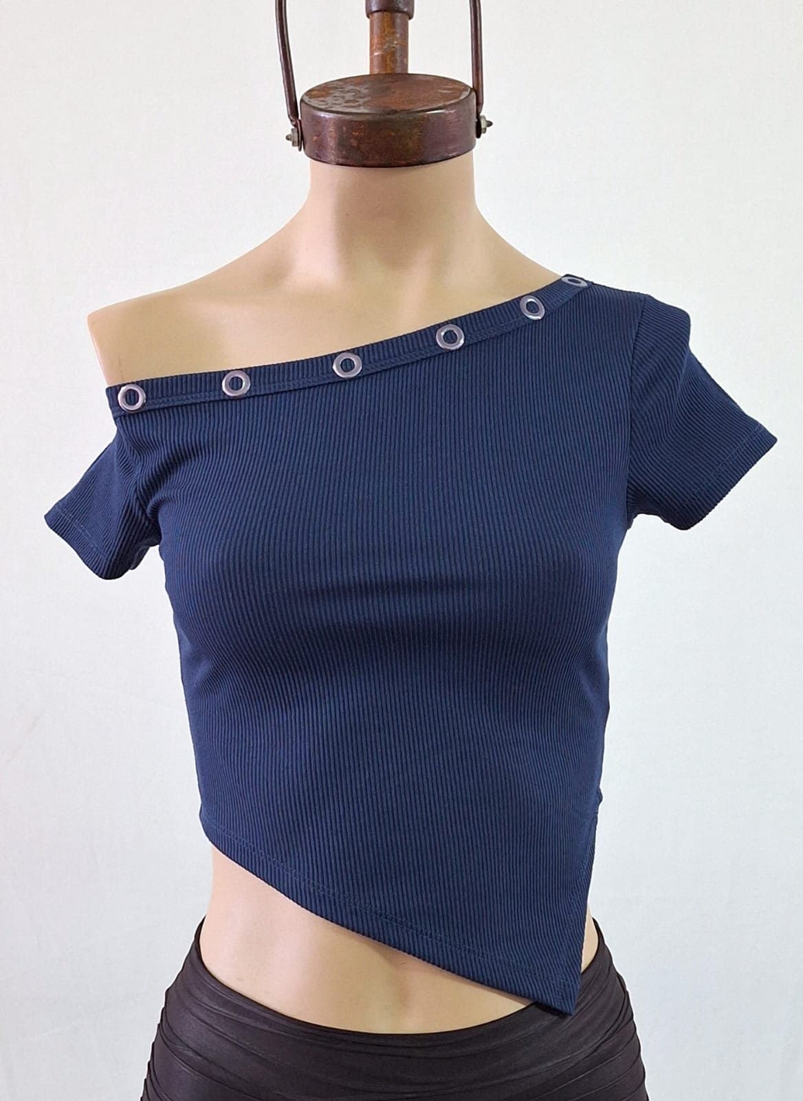 Remera hombro caido con ojalillos morley soft 2026