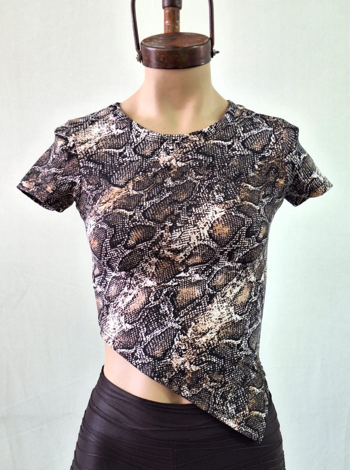 Remera pico estampado reptil modal solft 2025