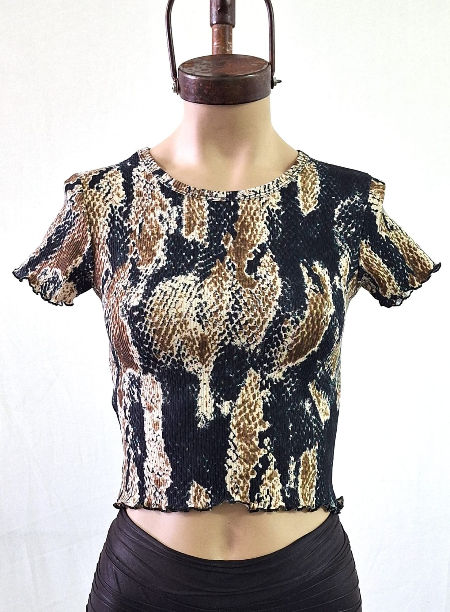 Remera rulette estampado reptil morley 2025