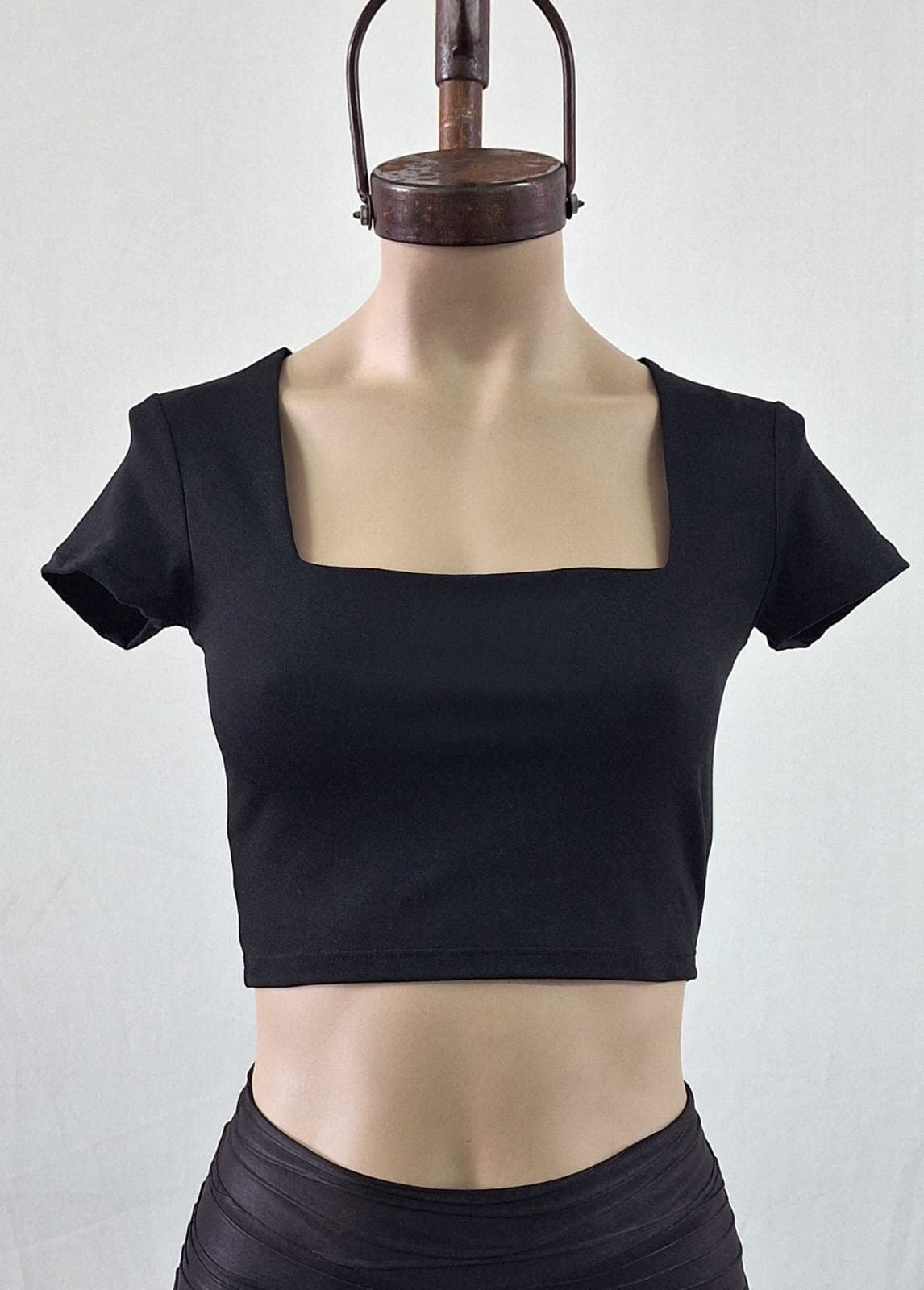 Remera top cuello cuadrado modal soft