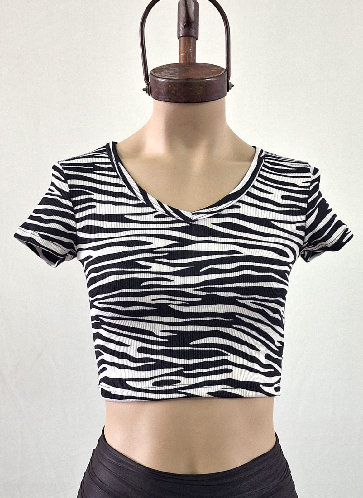 Remera top cuello V cebra morley soft