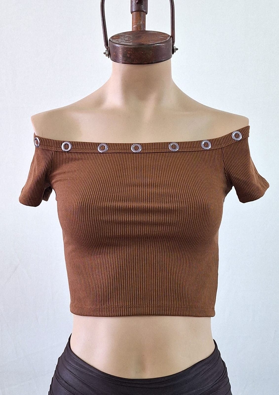 Top cuello bote con ojalillos morley soft 2026