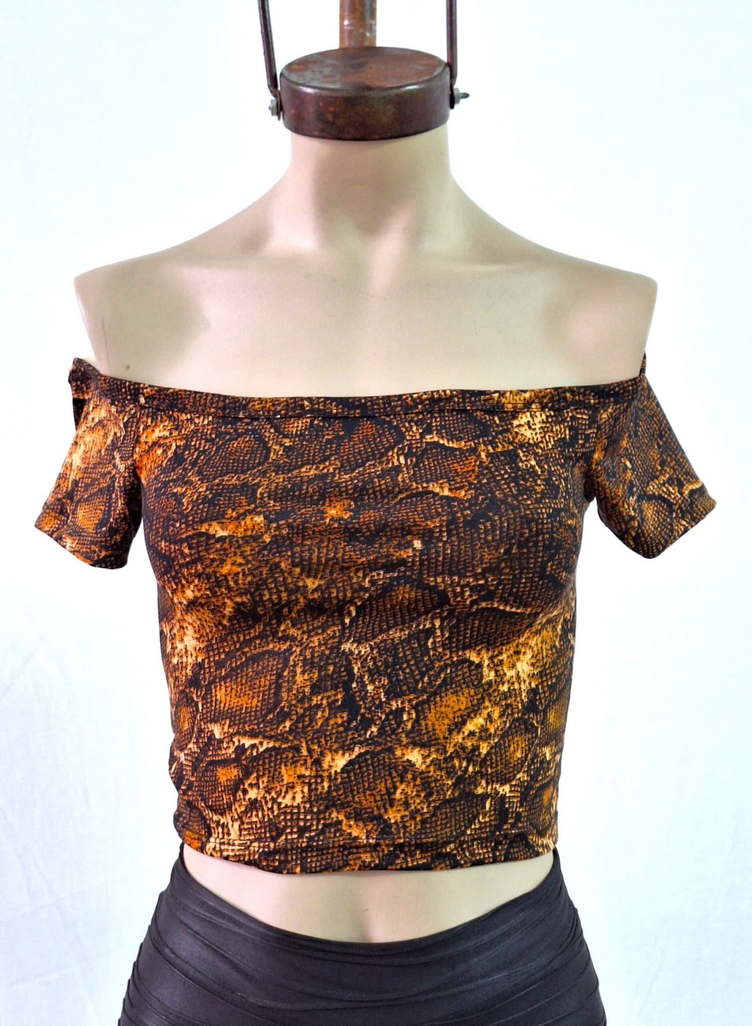 Top cuello bote estampado reptil modal soft 2025