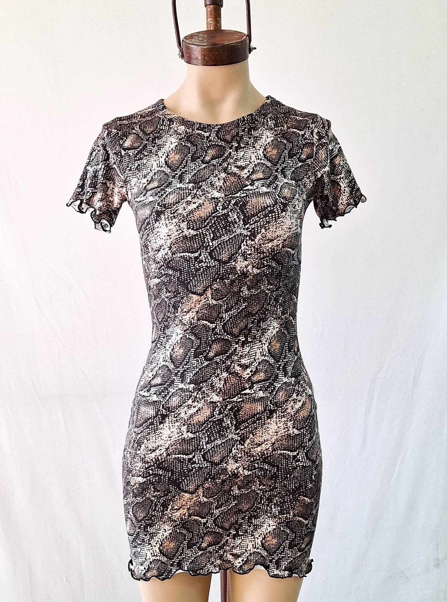 Vestido estampado reptil con maga y rulette modal soft OFERTA